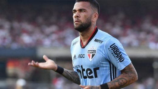 Futbolista Daniel Alves asegura que Bolsonaro debería pensar en el bienestar de Brasil