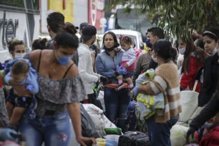 Vivir con dignidad en la pandemia: Miles de migrantes venezolanos regresan a su nación provenientes de otros países suramericanos