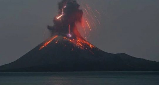 ¡Impresionante! 15 volcanes registran explosiones en una misma noche