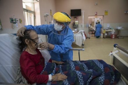 Combinación de tres medicamentos resultó eficaz y segura para tratar pacientes con COVID-19