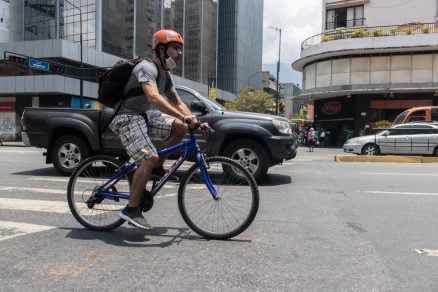 Venezolanos se reencuentran con la bicicleta tras la pandemia y las sanciones de EE. UU. contra su industria petrolera