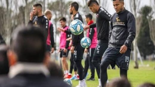 Al menos 2.000 futbolistas argentinos en riesgo de perder sus contratos