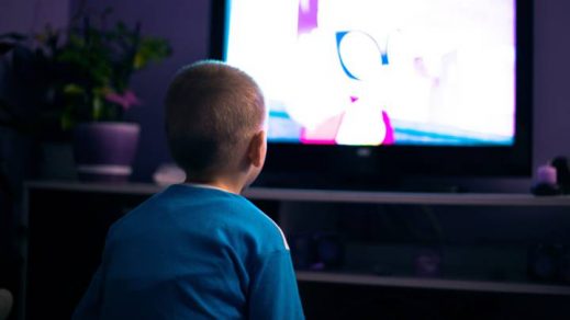 niño viendo tv