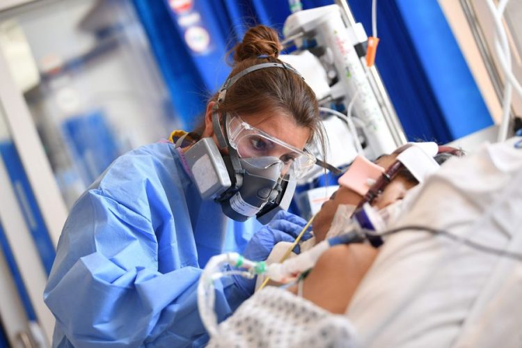 Diez pacientes conectados a ventiladores