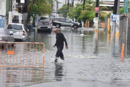 Tormenta Isaías se convierte en huracán a pocas horas de tocar tierra al sur de las Bahamas