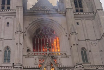 (Video) Un incendio causa graves daños en la catedral de Nantes y las autoridades  investigan si fue provocado