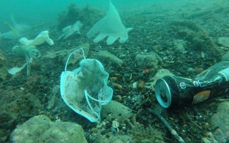 Contaminación ambiental: guantes y mascarillas de la pandemia invaden ríos europeos