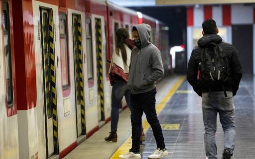 Transeúntes denuncian faena y venta de pollos afuera del Metro de Santiago sin medidas de higiene