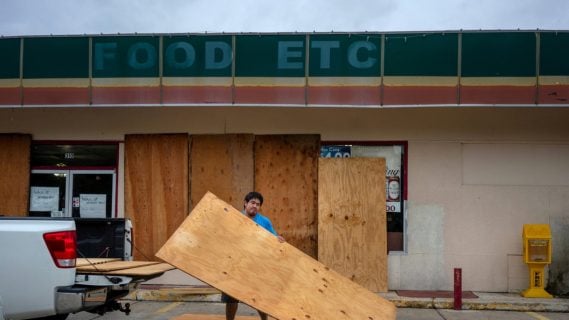 (Videos) Laura se convierte en huracán y causa estragos a su paso por Texas y Luisiana