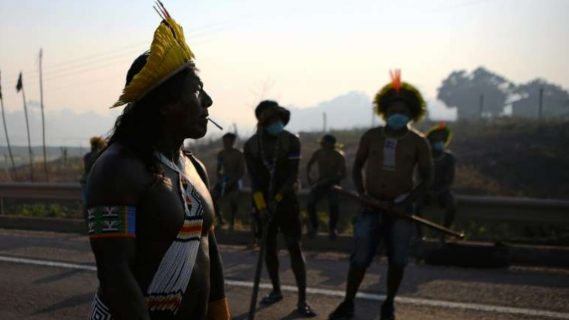 Juez ordena desbloquear carretera tomada por indígenas brasileños en protesta por falta de apoyo del Gobierno