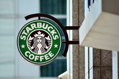 Trabajadores de Starbucks siguen suspendidos y alegan ilegalidad de la empresa en tribunales