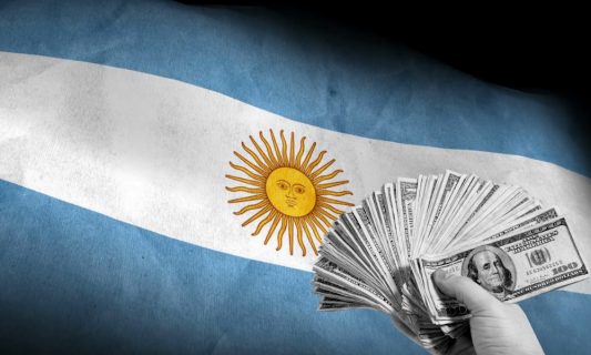 Salario mínimo en Argentina aumenta un 28% de forma escalonada