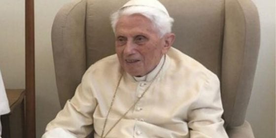 Benedicto XVI sufre una enfermedad infecciosa tras viajar a Alemania