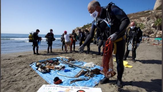 Activistas realizan jornadas de recolección de desechos en mares y ríos de España