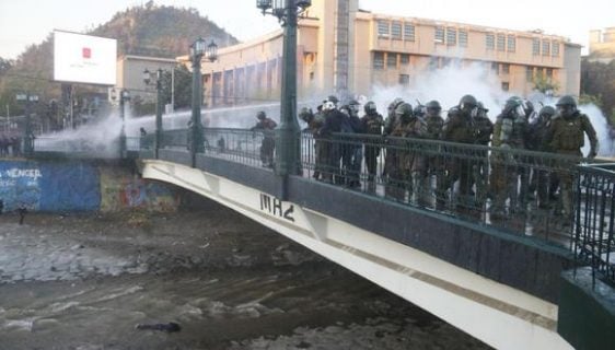 Detienen a carabinero acusado de lanzar a adolescente desde puente Pío Nono