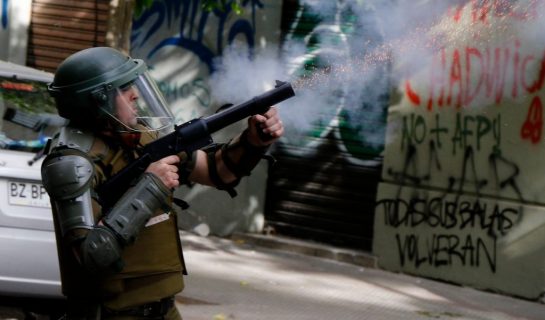 Fotógrafo recibió impacto de bomba lacrimógena en la cabeza mientras cubría manifestaciones por aniversario del estallido