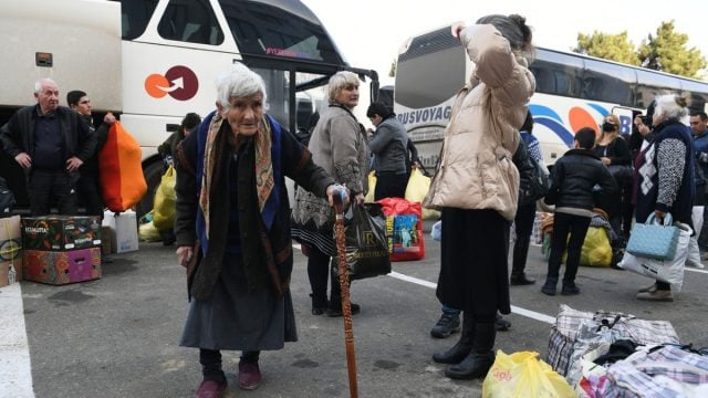 (Video) Refugiados por el conflicto armado regresan a Nagorno Karabaj a través del corredor de Lachín