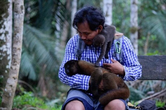 Jhon Jairo, el indígena que protege a monos huérfanos en el Amazonas