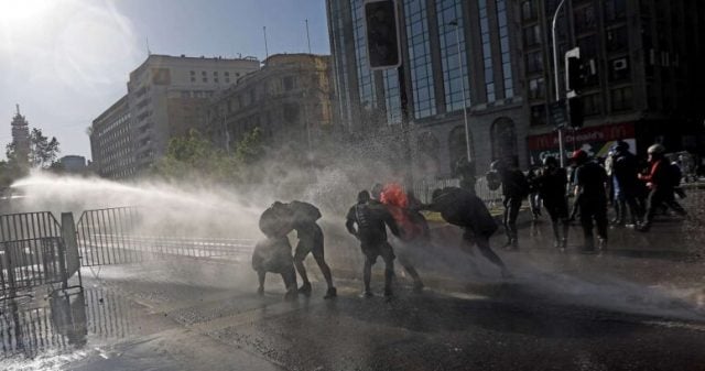 Carabineros reprimen manifestaciones en rechazo al Gobierno en la Alameda