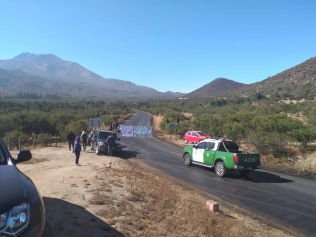 Vecinos de Caimanes bloquean nuevamente acceso al tranque El Mauro en protesta por polvo en suspensión