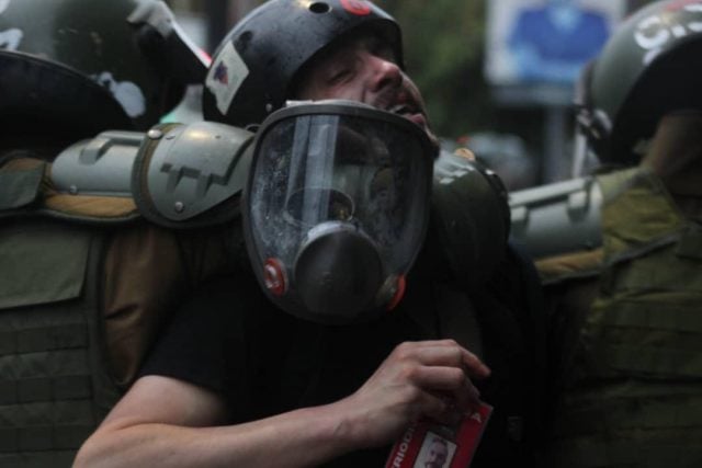 Periodista Daniel Labbé queda en libertad tras ser  detenido y maltratado mientras cubría protestas en Plaza Dignidad