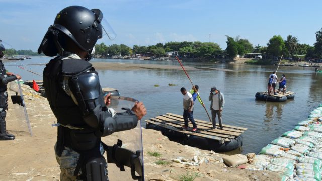 México prohíbe el paso de residentes de Guatemala ante la posible llegada al país de miles de migrantes centroamericanos