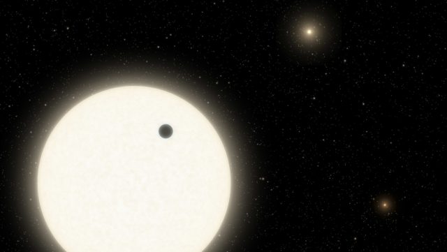 NASA confirma existencia de un exoplaneta que orbita en un sistema estelar triple