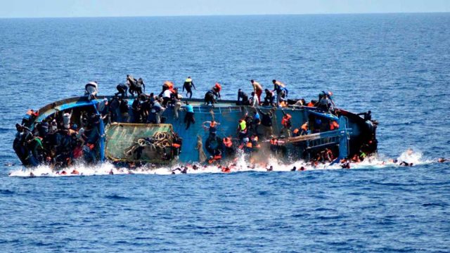 Guardacostas italianos rescataron barca con 47 migrantes que se volcó cerca de Lampedusa