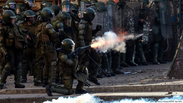 Carabinero disparando en manifestación