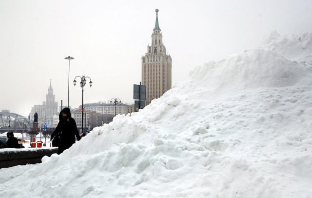 «Nevada apocalíptica»: Manto de 56 centímetros de nieve paraliza Moscú