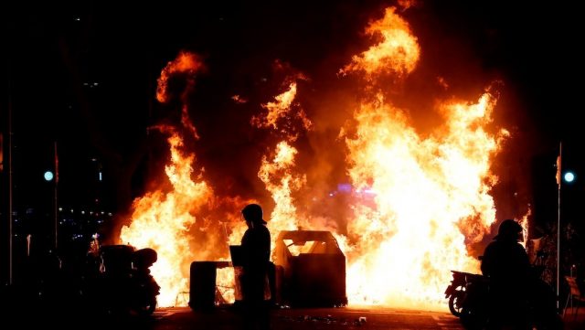 (Videos y fotos) Disturbios en varias ciudades españolas por detención de rapero acusado de injuriar a la Corona