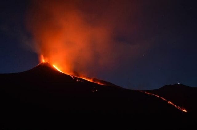 (Videos) Volcán Etna entra en erupción y emite una columna de humo de más de un kilómetro de altura