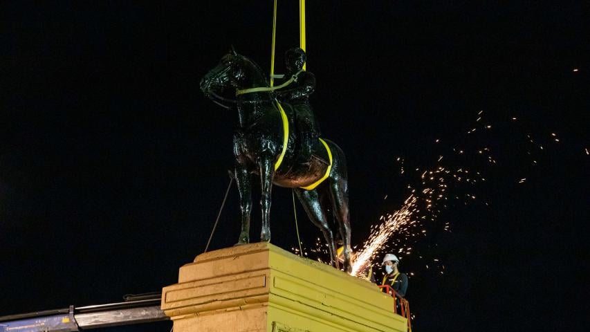 Retiran estatua de Baquedano