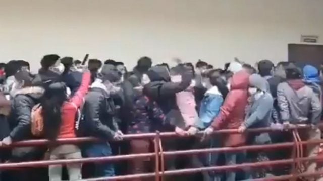 Conmoción en Bolivia: mueren al menos 5 estudiantes por colapso de baranda