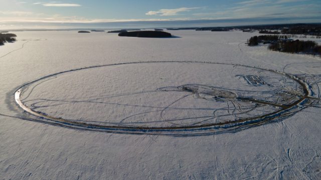 Finlandia construye el carrusel de hielo más grande del mundo para crear conciencia sobre el calentamiento global