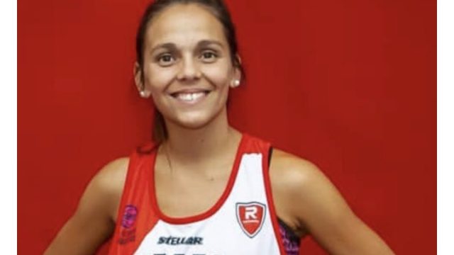 Jugadora de baloncesto amamanta a su hija pleno partido y conmueve a las redes sociales