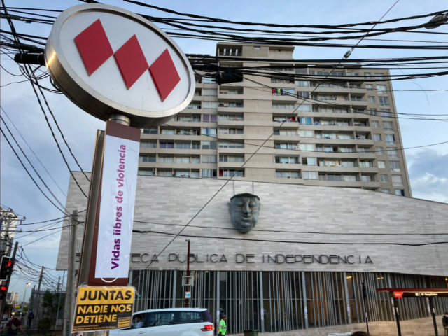 “Súper lunes feminista»:  Renombran estaciones del Metro de Santiago con demandas, deseos y consignas sobre «huelga general 8M»