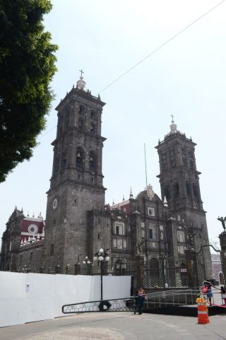 Un nuevo giro retuerce el enigma de las lajas del Zócalo