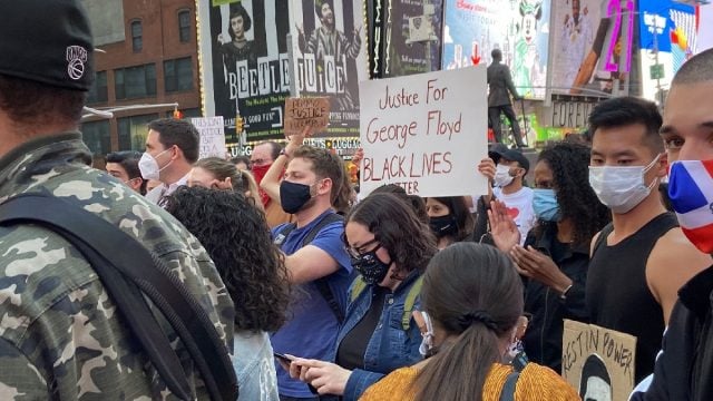 (Videos) Cientos de ciudadanos celebran el veredicto contra el expolicia culpable de la muerte de George Floyd