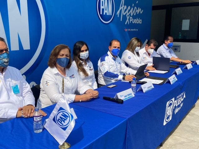 Marko Cortés, líder nacional del PAN, en conferencia de prensa en Puebla, junto a sus candidatos