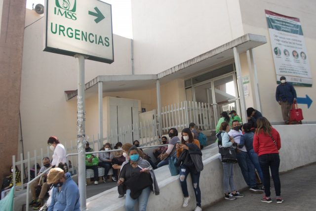 Derechohabientes del IMSS esperando su turno