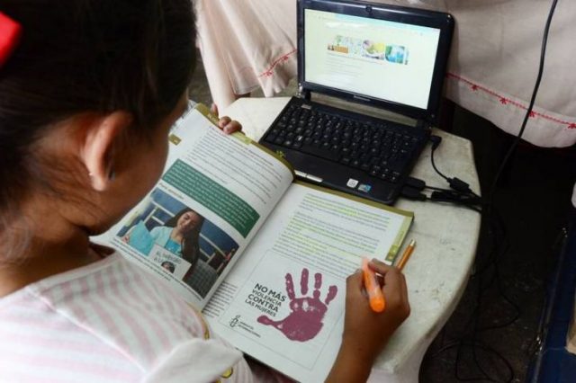 Niña tomando clases virtuales desde casa