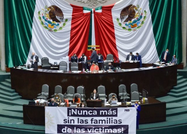 Senadores manifestándose por la nueva Ley de la Fiscalía General de la República