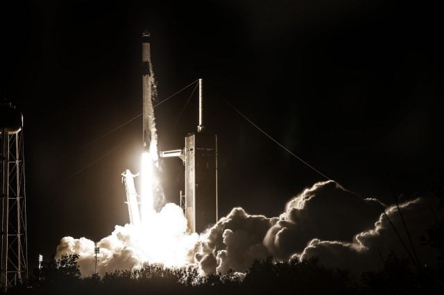 La nave espacial Endeavour en su despegue hacia la estación espacila internacional