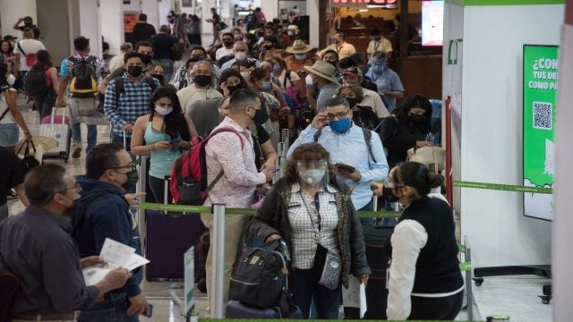 aglomeración de gente en central de autobuses en pandemia