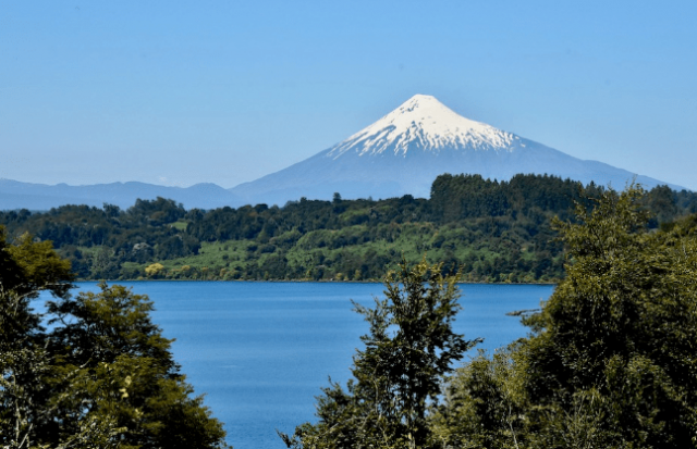 Corte Suprema acoge reclamo de comunidad mapuche contra instalación de salmonera en el Lago Villarrica