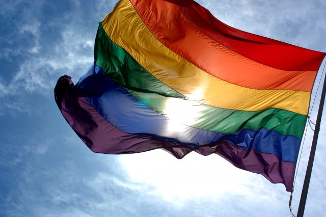 Campaña Arcoíris: 65 instituciones desplegarán bandera LGBTIQ+ en sus fachadas el 17 de mayo