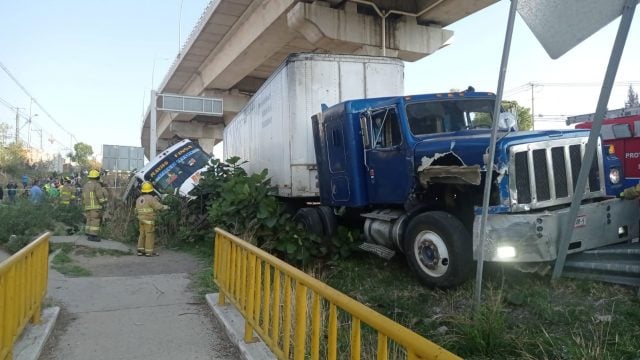 Unidad de la ruta 65 volcada tras choque contra un tráiler en La María