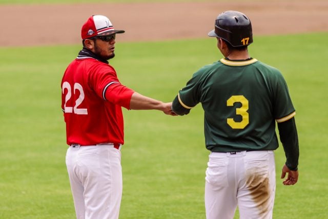 Jugadores de beisbol durante un partido