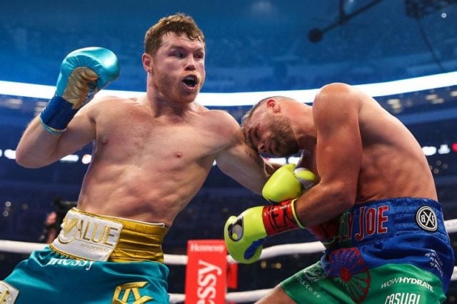 Saúl Canelo Álvarez golpeando a su rival Billy Joe Saundes